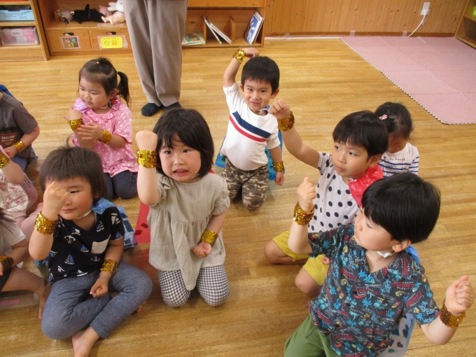 クワガタさんこんにちは！ハッピーデイの練習頑張ってるよ！(こあら組) 新潟えきなかこども園